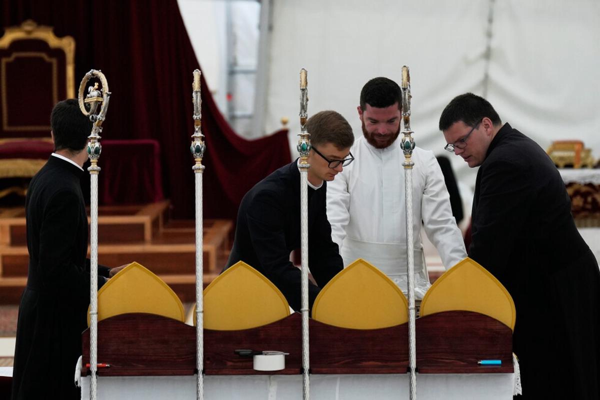 Tradicionalistas católicos nombran obispos en desafío al papa León XIV y se arriesgan a un cisma