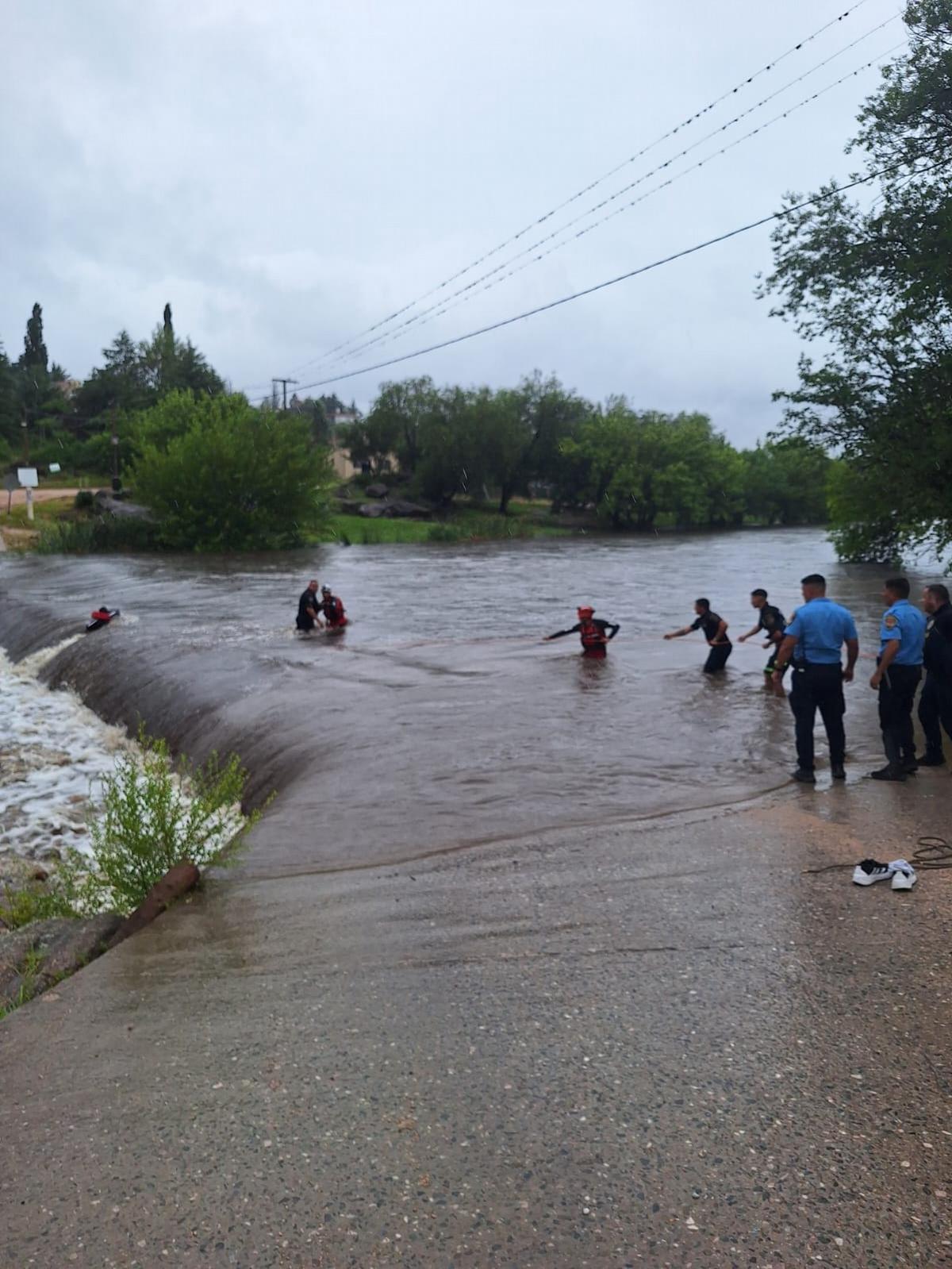 Fue arrastrado por la crecida del río Los Chorrillos tras ignorar advertencias