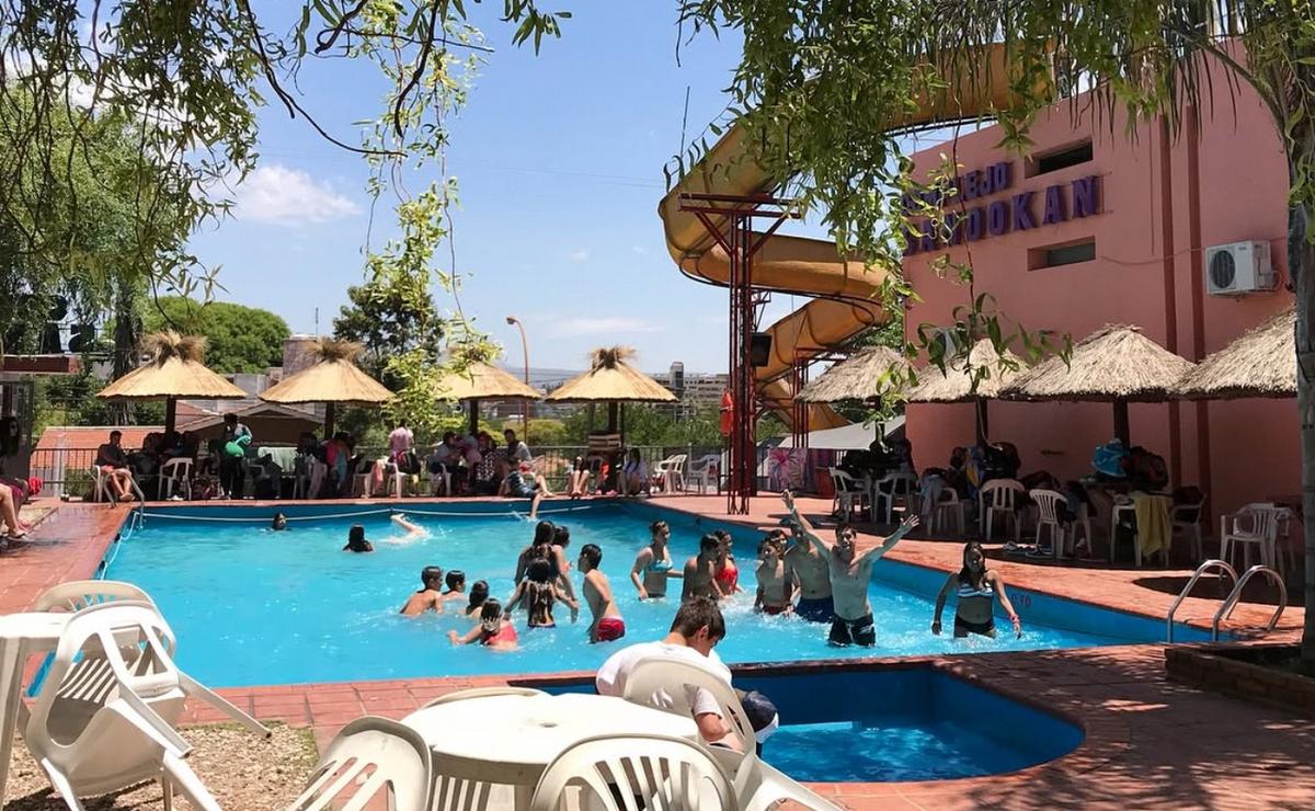 Complejo Sandokan, un clásico acuático con trampolines y toboganes en Carlos Paz.