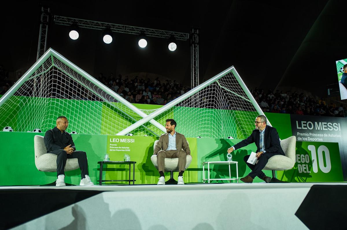 Chisco García moderó la charla de Messi en Oviedo.
