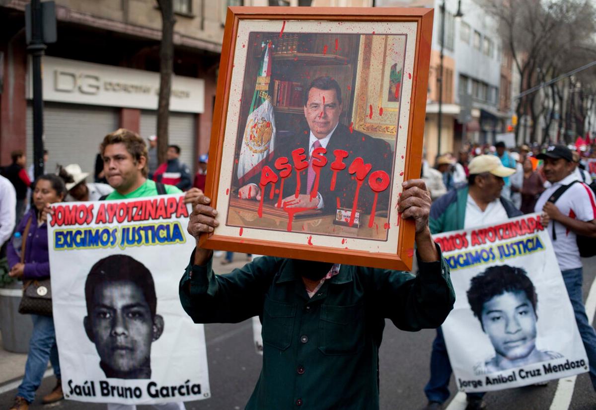 Juez ordena procesar a exgobernador de Guerrero por la desaparición de 43 estudiantes en México