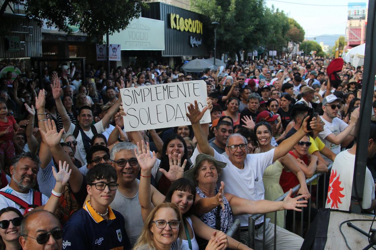 Una multitud en La Peña de La Sole en Cosquín. (Foto: Daniel Cáceres/C3)