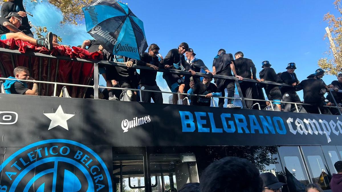 Una postal histórica: el micro descapotable del Belgrano campeón entre la gente.