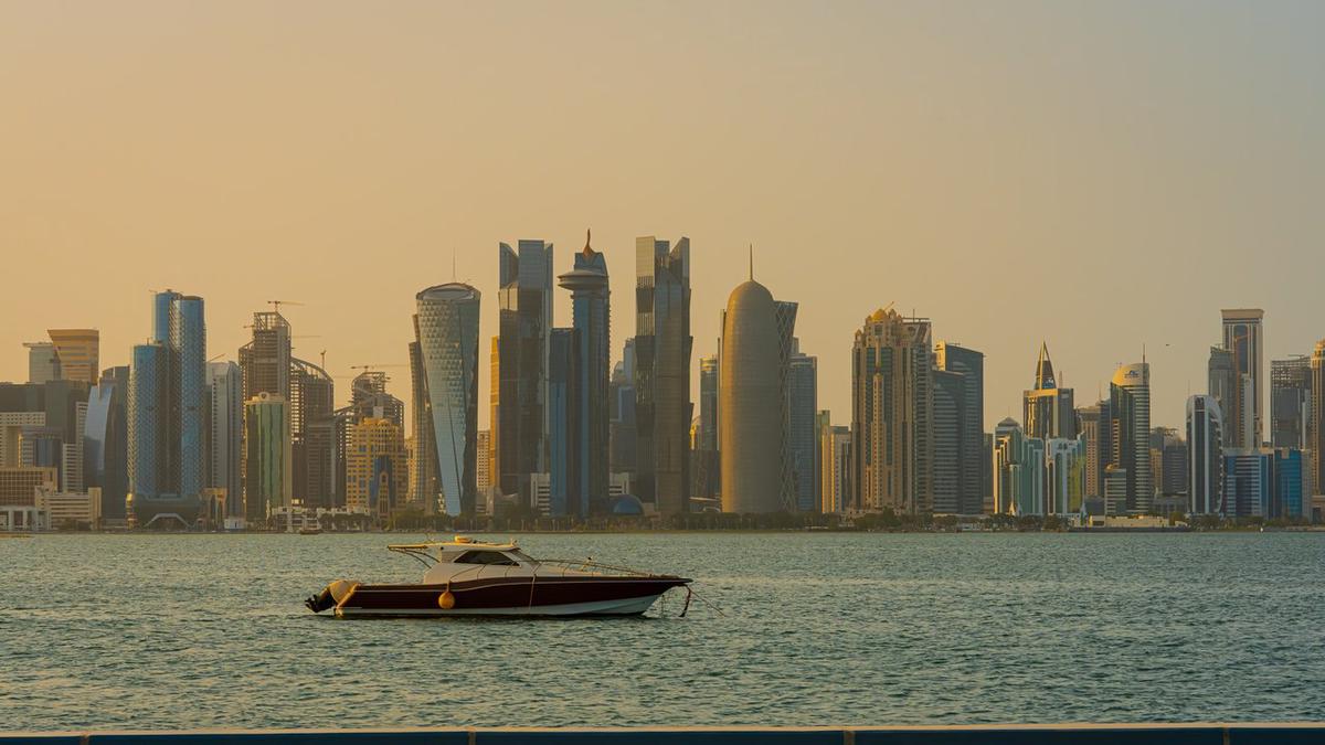 Vista del centro de la ciudad de Doha al amanecer.