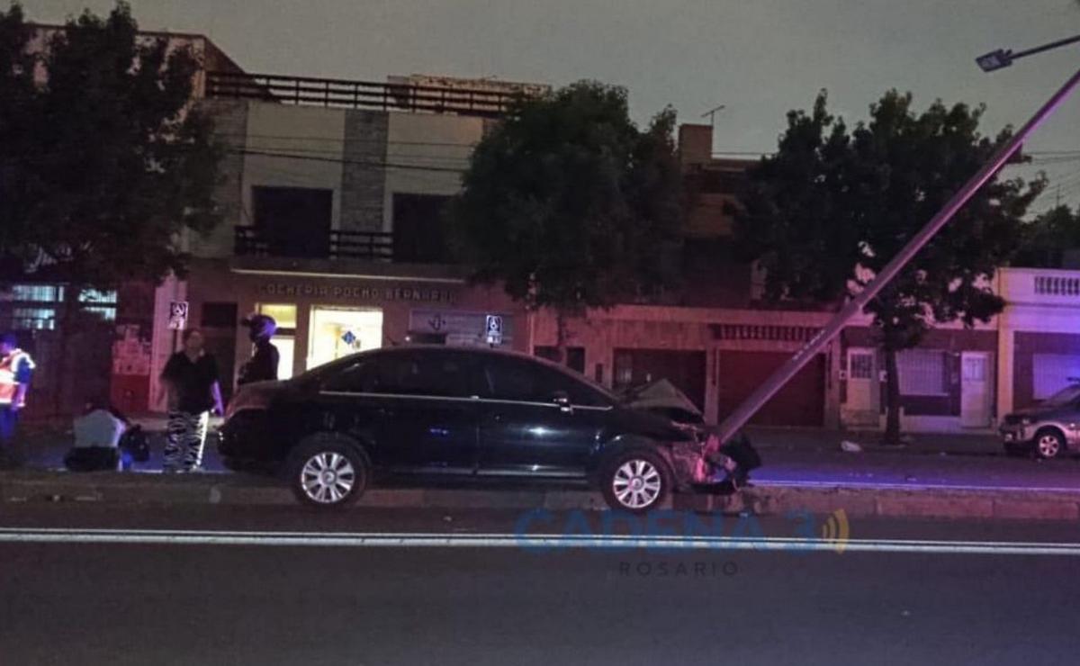 FOTO: El auto chocó y casi arranco la columna de alumbrado público.