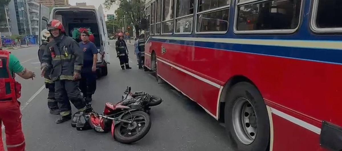 Choque entre un colectivo y una moto en el barrio Vélez Sarsfield: un herido