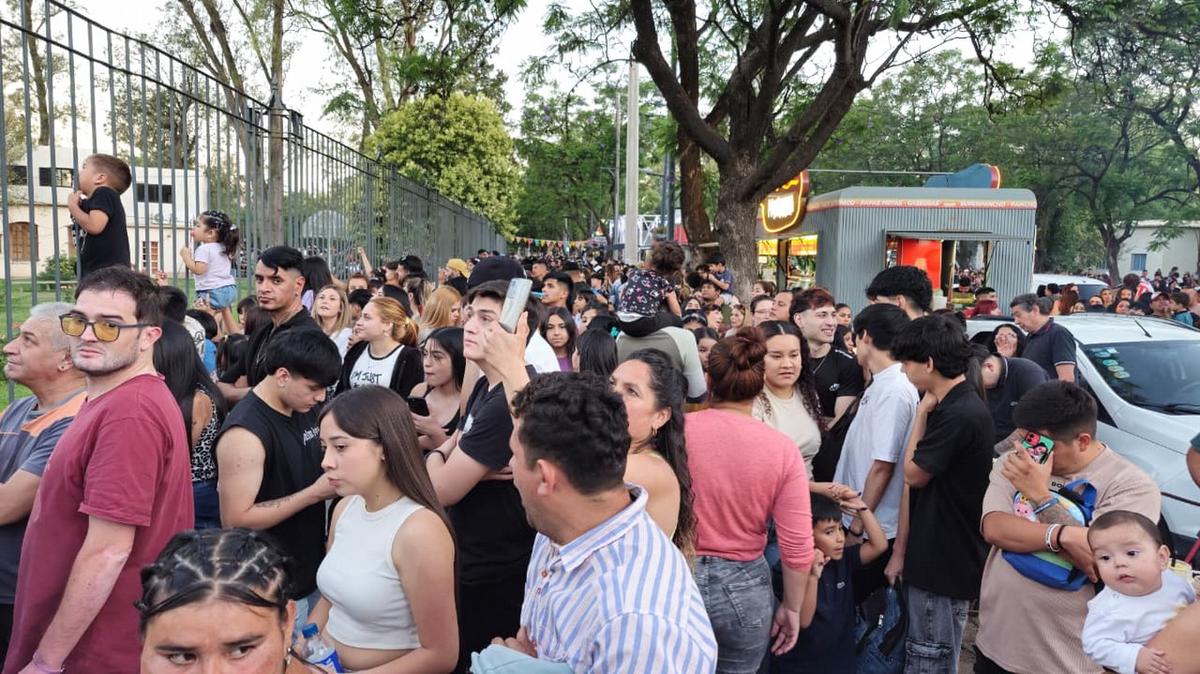 Un gran número de personas se acercó a ver el encendido del Arbolito.