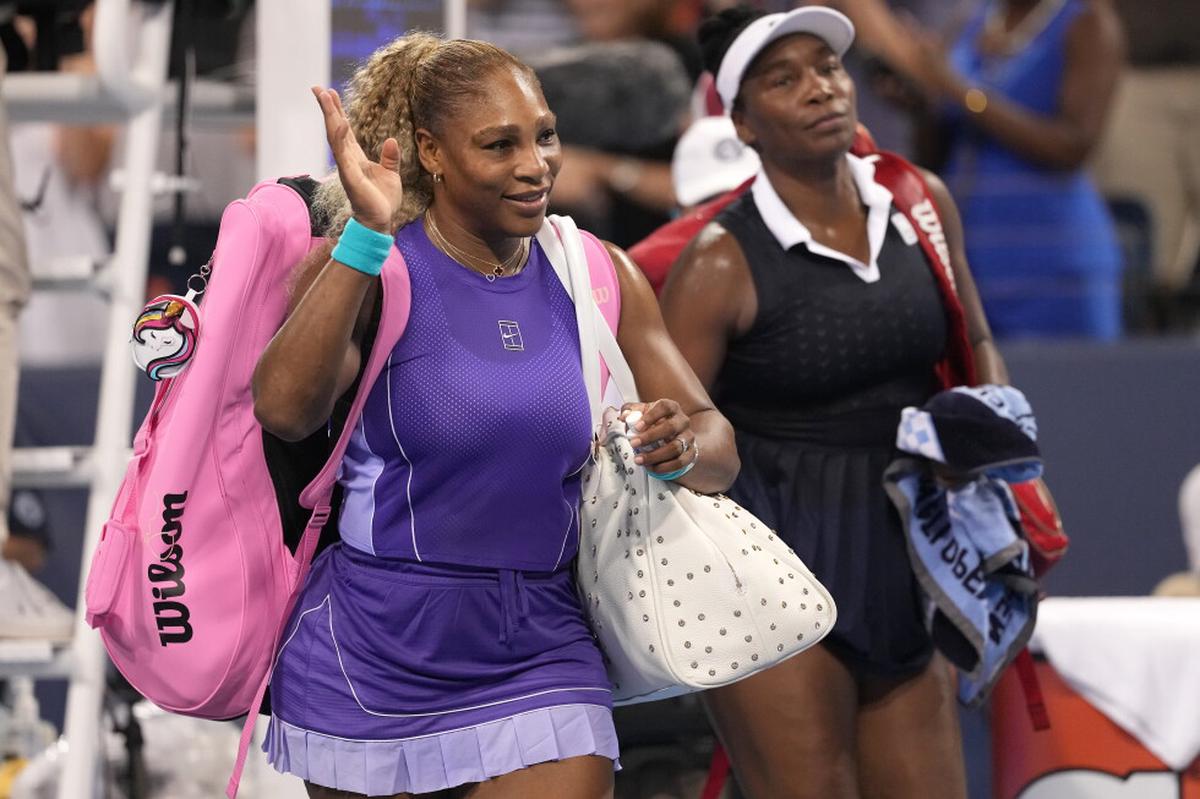 Serena y Venus Williams regresan al dobles y pierden un partido apretado en Cincinnati