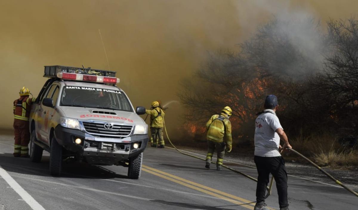 FOTO: El trabajo de los bomberos es incesante en distintos puntos de Córdoba. 