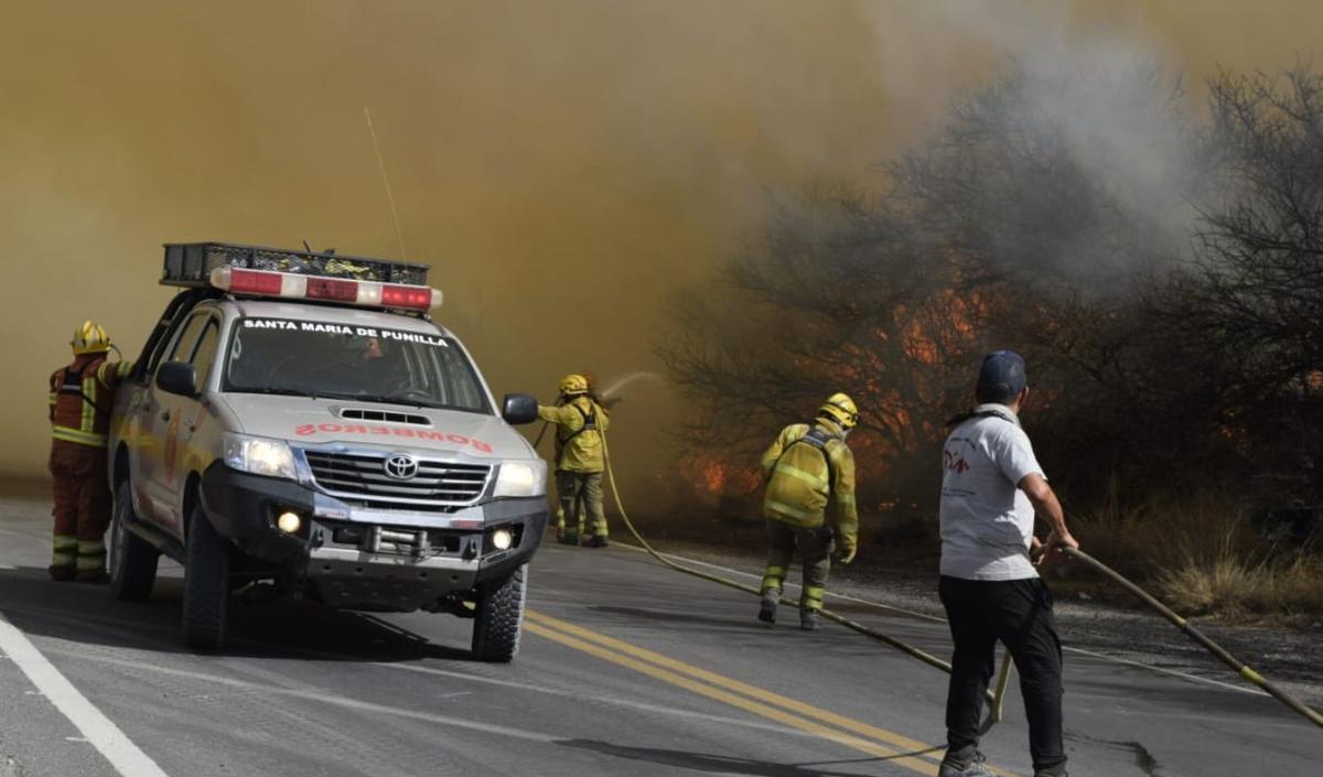 FOTO: El trabajo de los bomberos es incesante en distintos puntos de Córdoba.