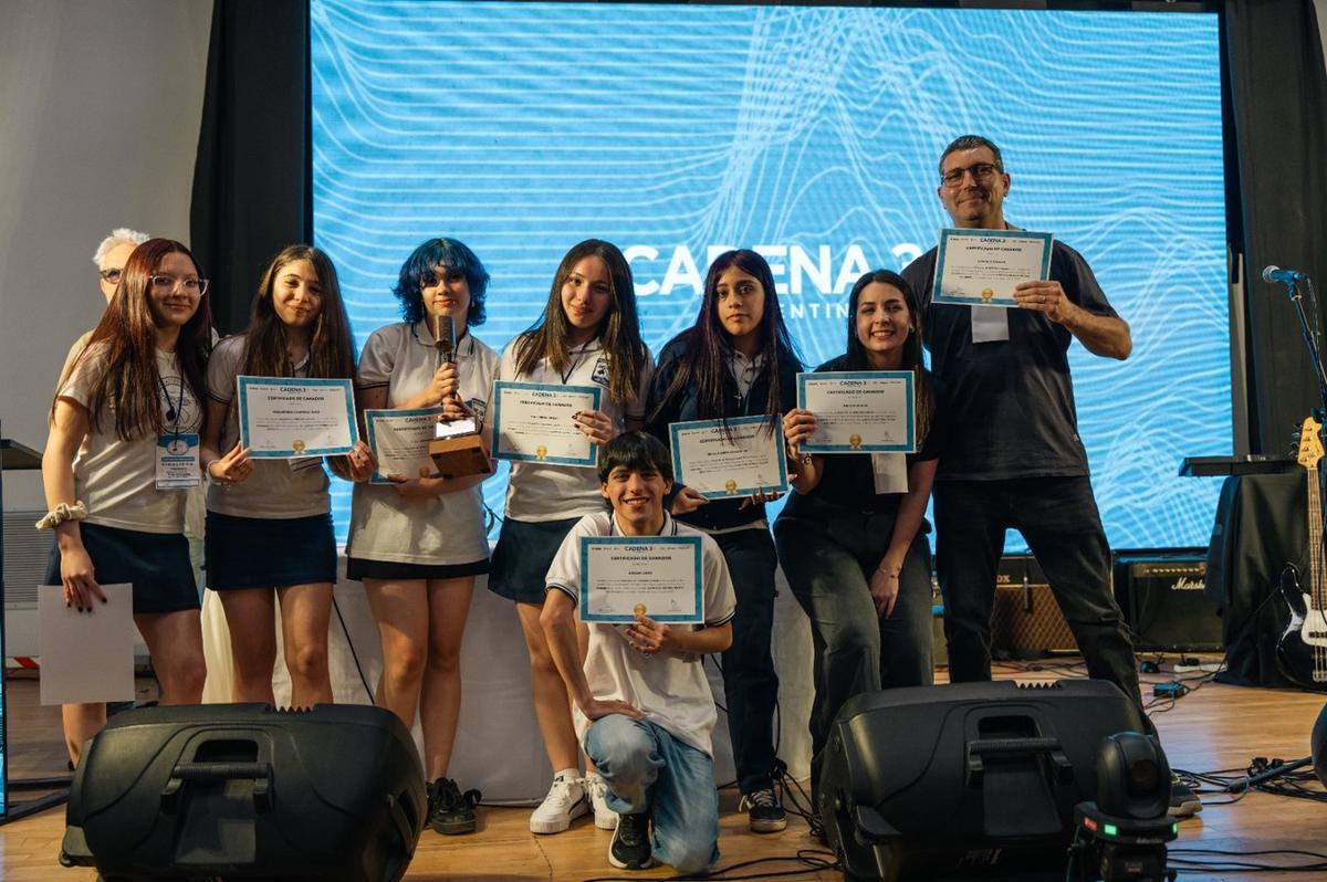 Alumnos y profesores ganadores de la categoría Periodismo.