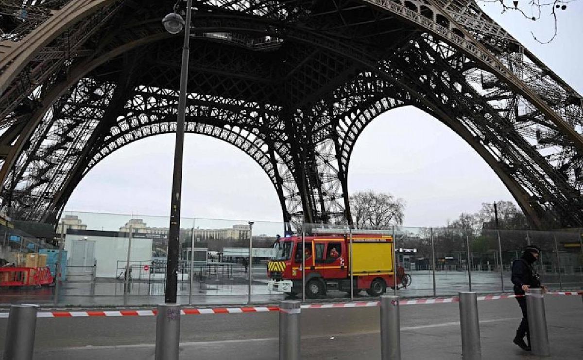 FOTO: Evacuaron la Torre Eiffel por un incendio. (Foto: @factsprime35)