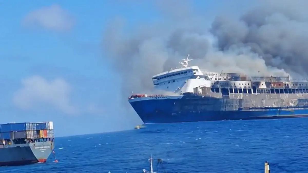 El buque Mutiara Santosa 2 se incendió en el Mar de Java causando la muerte a cinco personas, y hay 41 desaparecidas