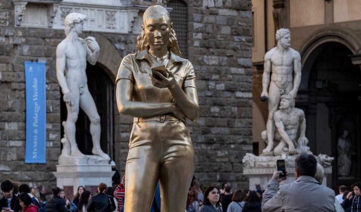 “El tiempo desplegándose”, la obra de Thomas J. Price, en la Piazza della Signoria.
