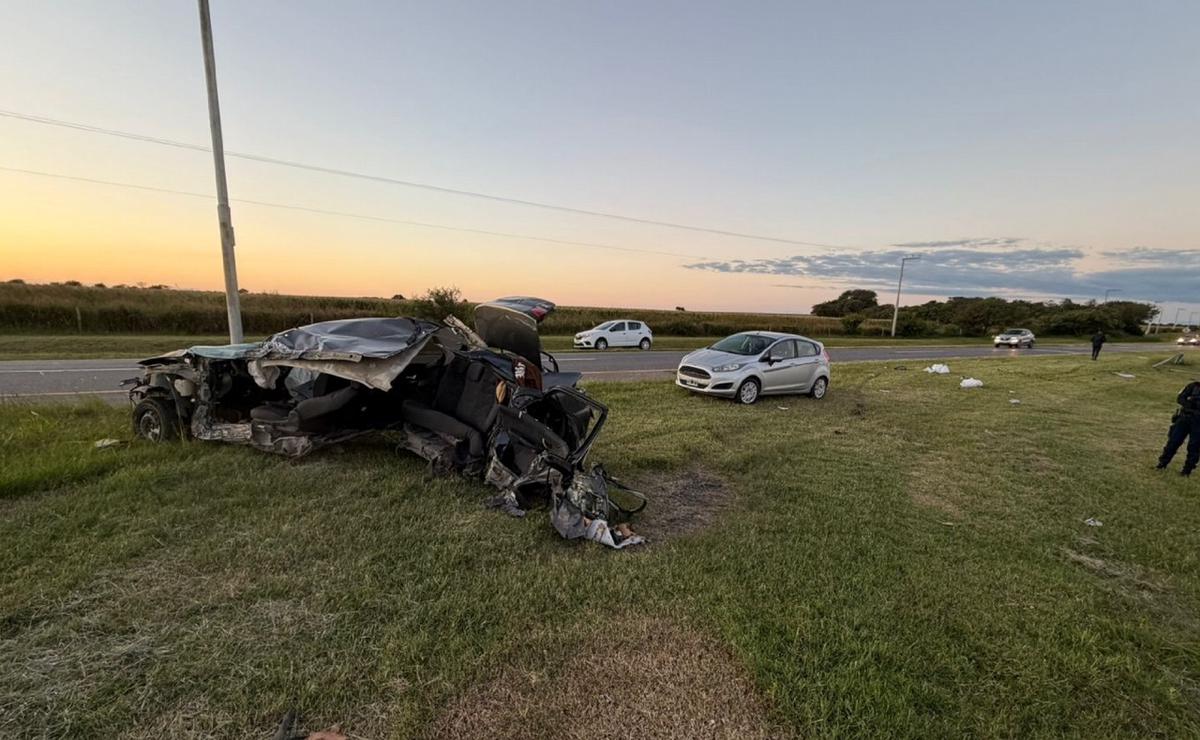 Así quedó el Fiat Siena tras el violento impacto.