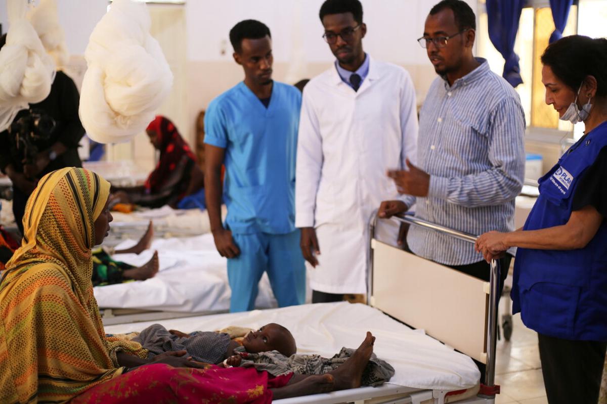 Miles huyen de la sequía prolongada en Somalia mientras el hambre se agrava y la ayuda se reduce