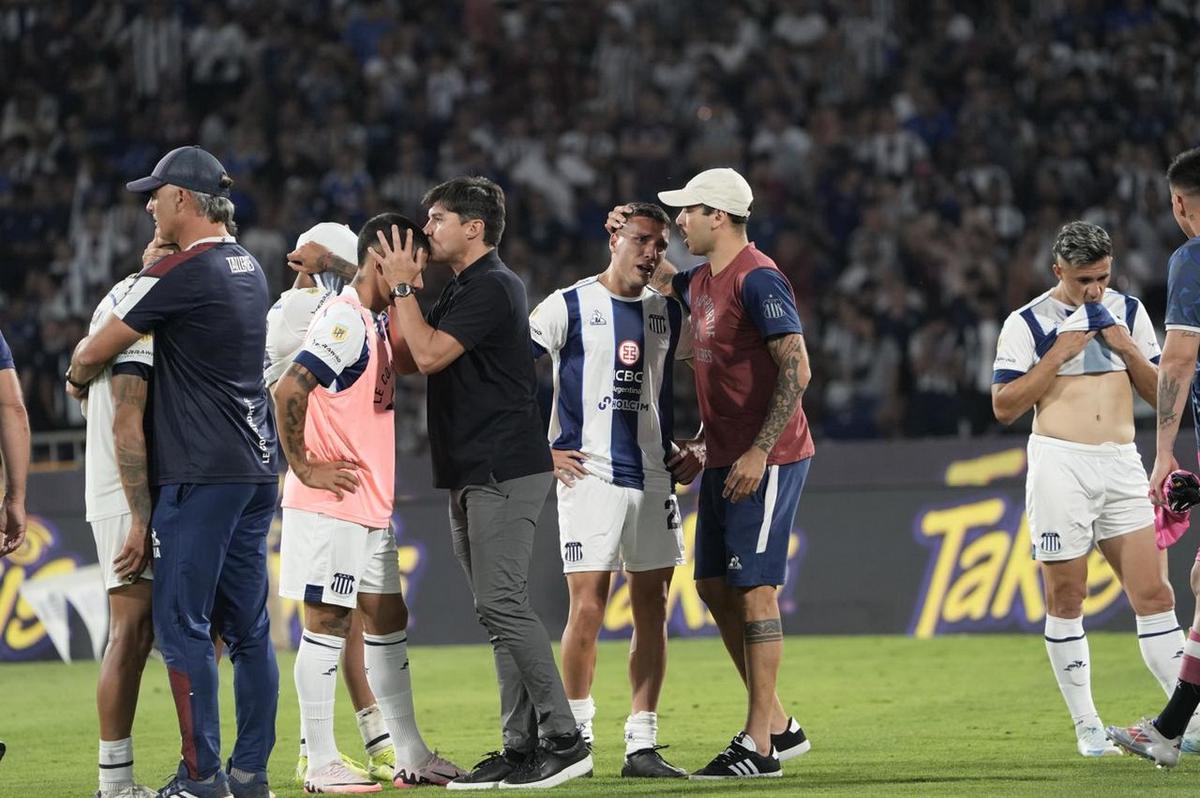 FOTO: El desconsuelo de los jugadores de Talleres tras quedarse con las manos vacías.