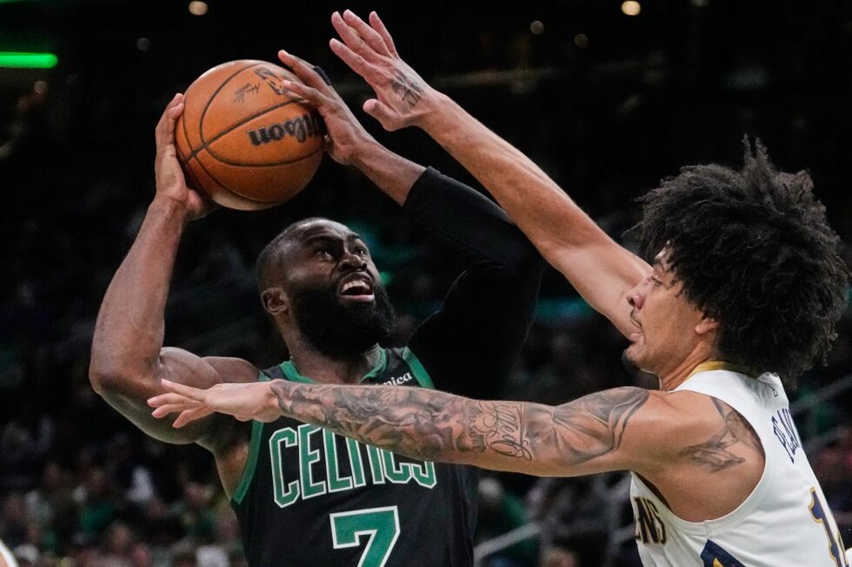 Hauser anota 24, Celtics encestan 29 triples y aplastan 144-118 a Pelicans