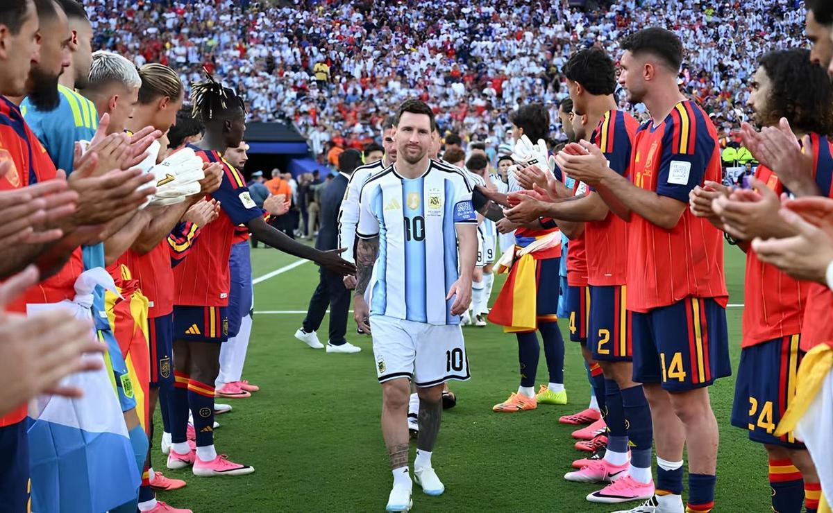 Lionel Messi en la entrega de medalla por el segundo puesto en el Mundial 2026.