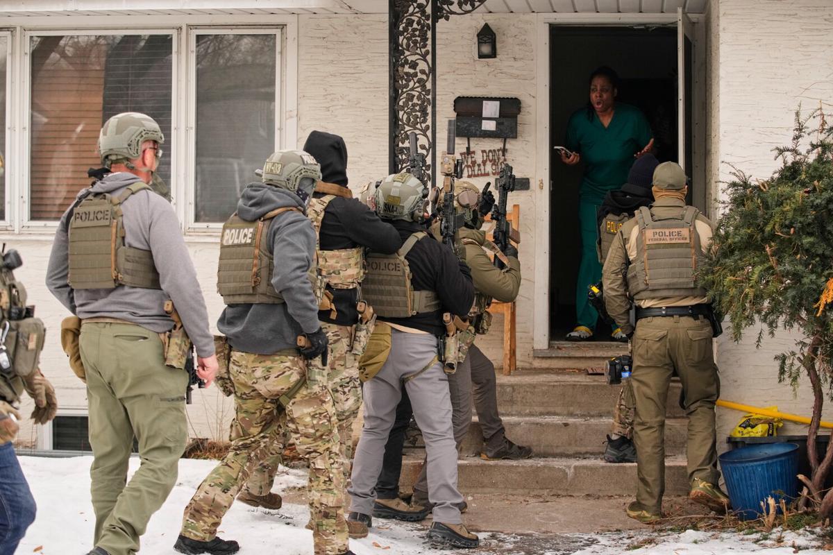 Agentes migratorios de EEUU efectúan allanamientos sin orden judicial, dice memorando