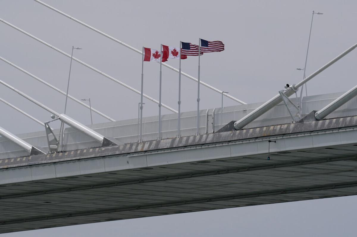 Postergan apertura de puente entre EEUU y Canadá que Trump amenazó con bloquear
