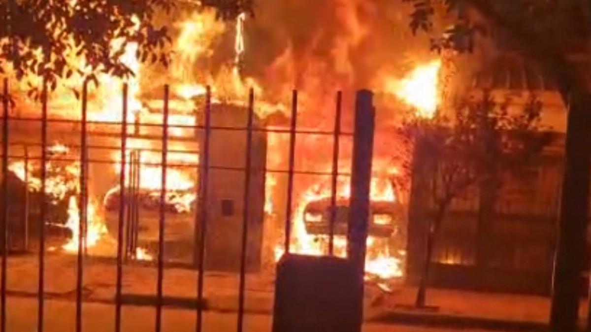 FOTO: Voraz incendio en una casa de Pueyrredón: tres autos se prendieron fuego