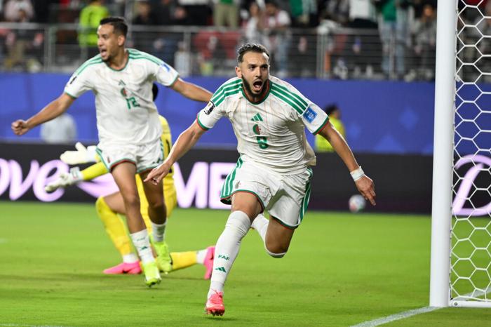 Argelia dio vuelta un partido que había empezado torcido y eliminó a Jordania