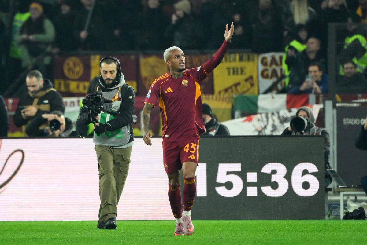 Roma vence a Como y aprieta la lucha por el título de la Serie A