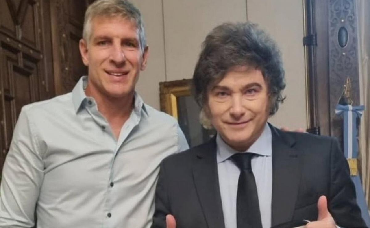 FOTO: Milei se reunión con Martín Palermo en la Casa Rosada. (Foto: @JMilei)