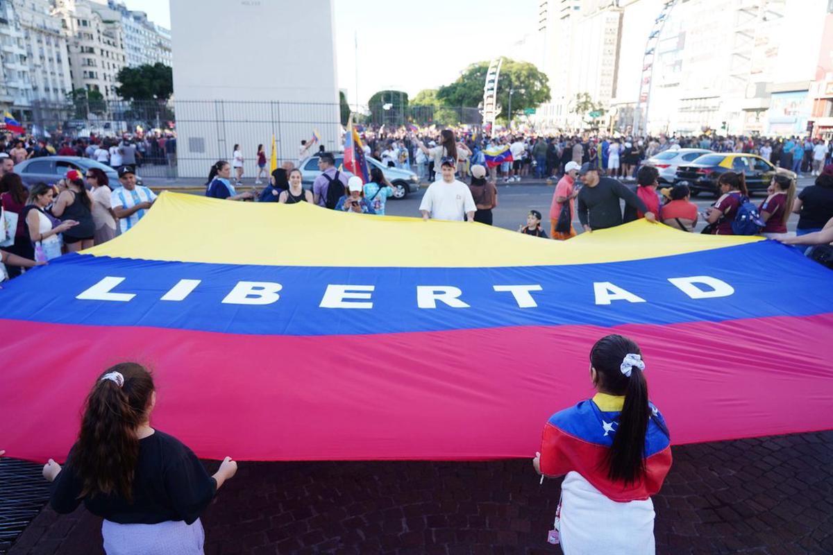 Miles de ciudadanos venezolanos residentes en Argentina comenzaron a concentrarse en las inmediaciones del Obelisco, portando banderas, gorras tricolores y carteles con mensajes de alivio y esperanza, en lo que definieron como el día en que