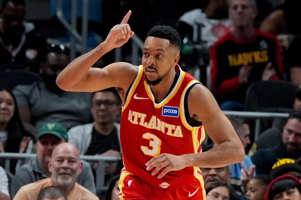 McCollum anota 30, Johnson logra triple-doble y Hawks vencen por 9na ocasión al hilo a Bucks