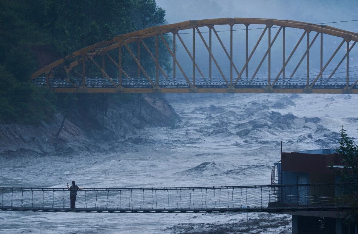 Suben a 900 los muertos por inundaciones en Nepal