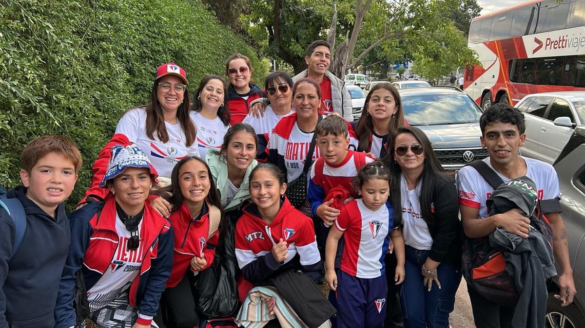 Hinchas de Matienzo, en adyacencias de la cancha de la 