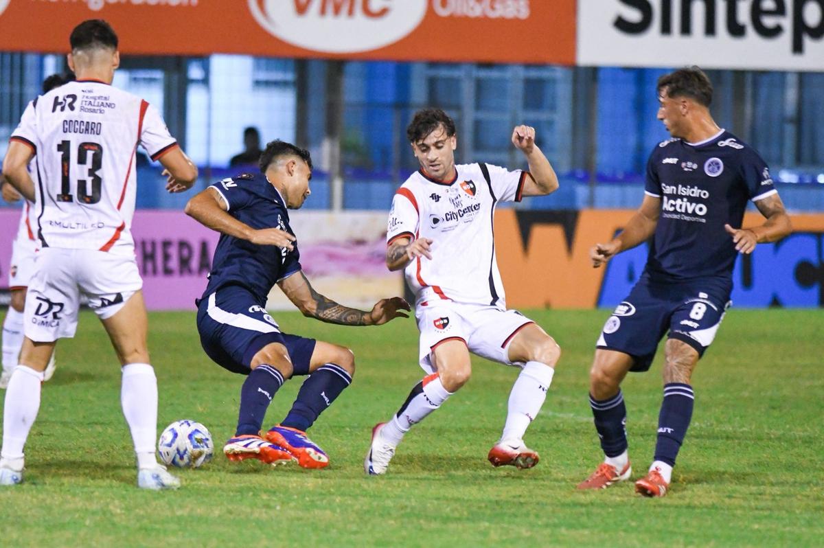 Walter Mazzanti disputa la pelota en el duelo ante Acasuso por Copa Argentina.