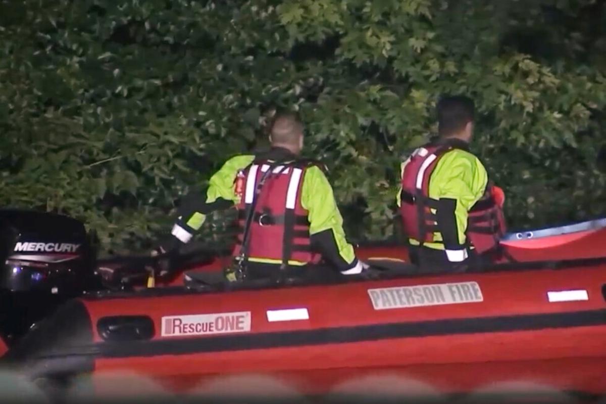 Un niño murió y una niña está desaparecida tras caer en río crecido de Nueva Jersey
