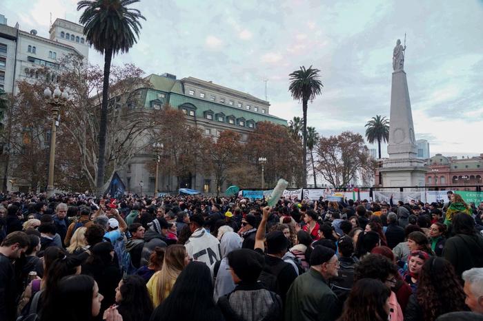 La Plaza de Mayo se llena de fervor en homenaje al Indio Solari tras su fallecimiento