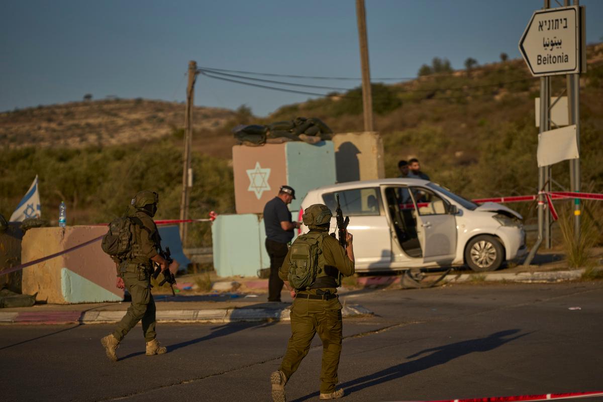 Hijo de embajador israelí en EE.UU. gravemente herido en ataque con auto en Cisjordania