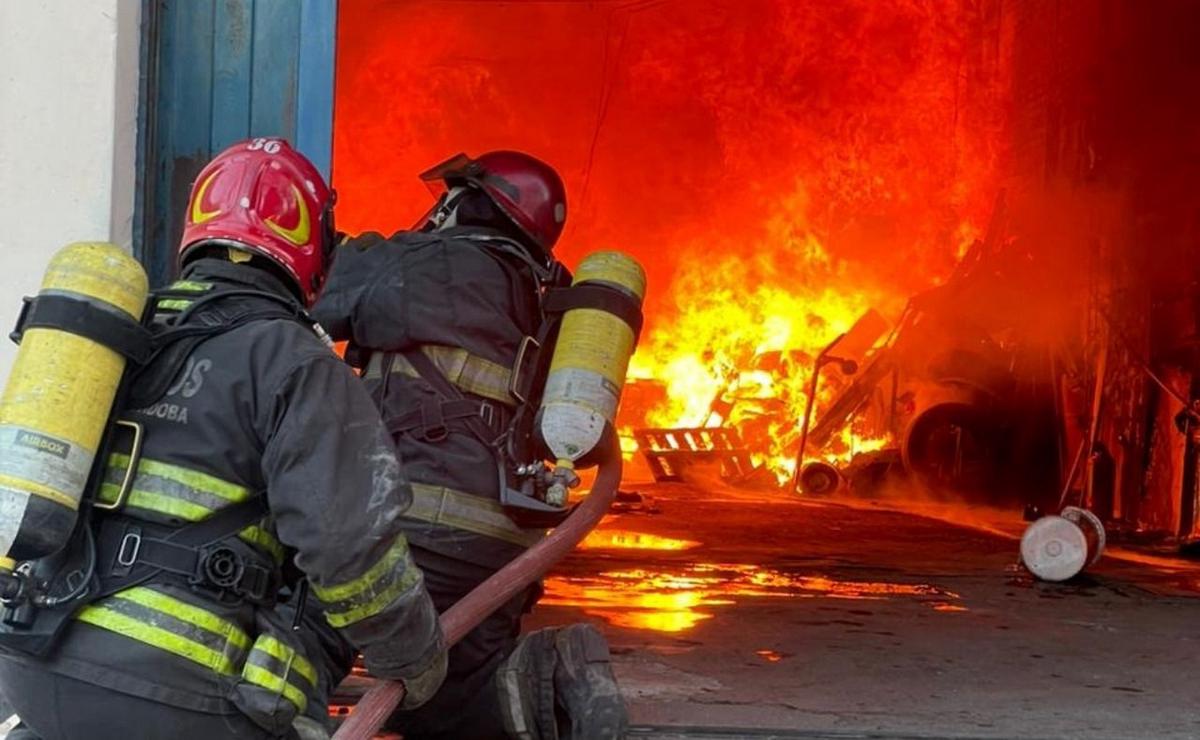 Incendio en un depósito de madera de barrio Rosedal: trabajaron dos dotaciones.