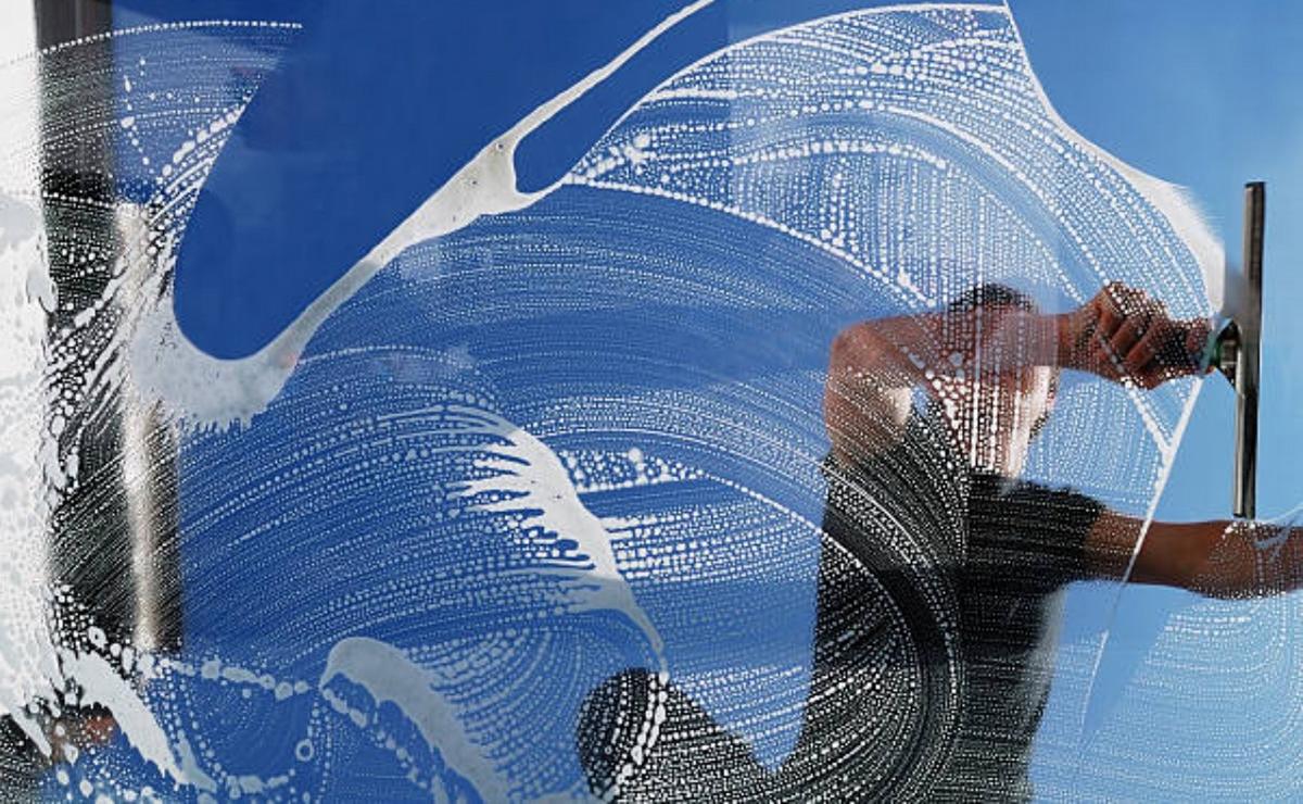 Limpiaba vidrios en el Córdoba Shopping y se cayó de cinco metros (iStock/Getty).