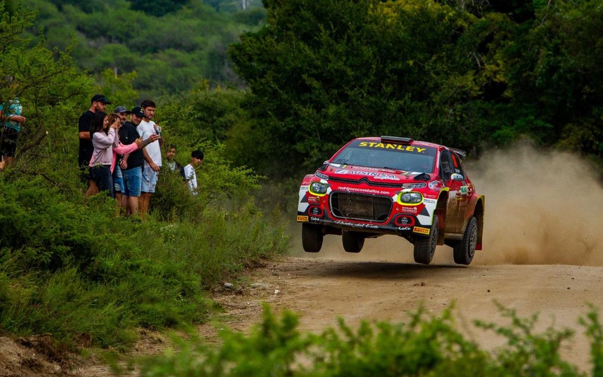 El uruguayo Zeballos y el cordobés Cardano saltando en pos de la victoria