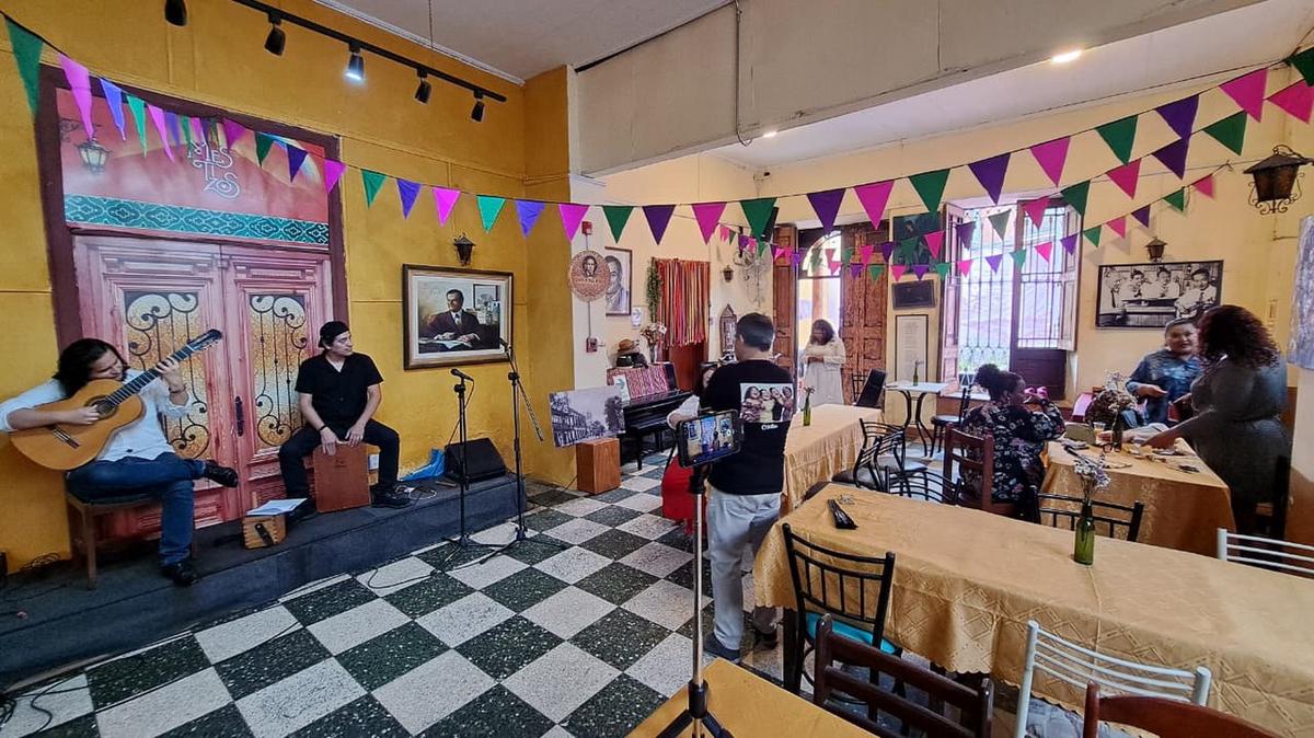 Coco Llaque y el cuarteto Criollas hicieron la canción para el pontífice en Perú.