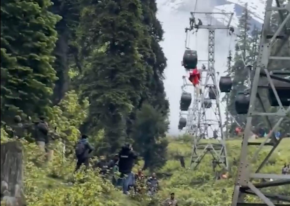 Rescatan a 320 turistas atrapados en un teleférico en India tras seis horas de operación