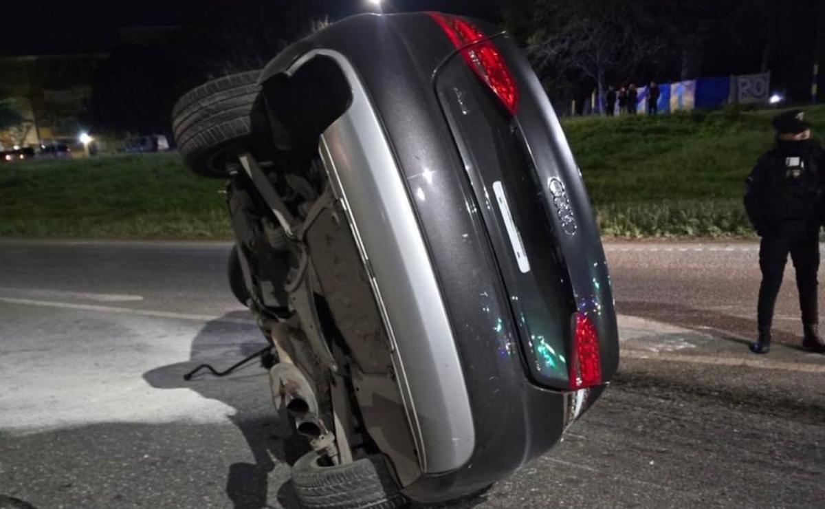 El Audi A4 gris volcado en la traza vial.