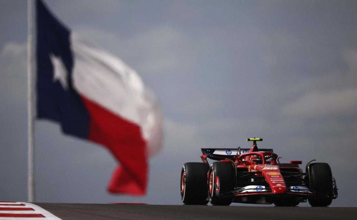 FOTO: Con la bandera texana detrás, Sainz acelera en la FP1 de Austin