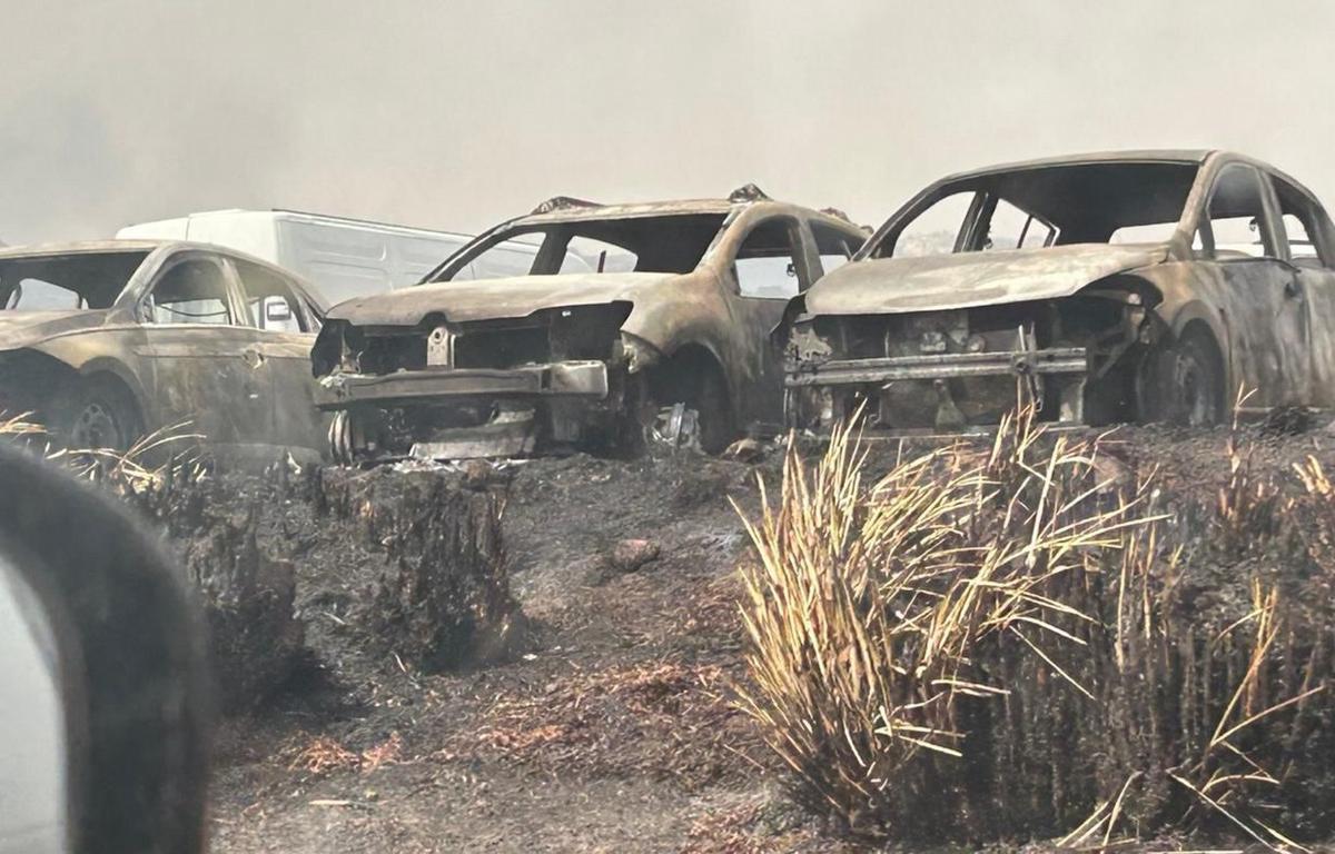 El fuego consumió a autos que estaban en el estacionamiento.
