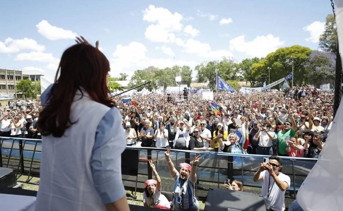 FOTO: CFK en Rosario: militancia y ausencias dirigenciales ante un calor abrasador.