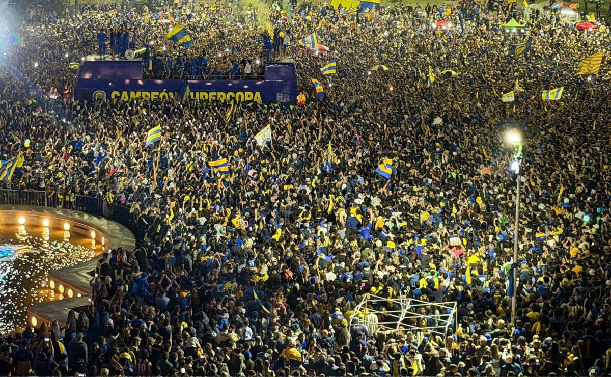El plantel de Rosario Central llegó con el trofeo para compartir la coronación con sus hinchas.