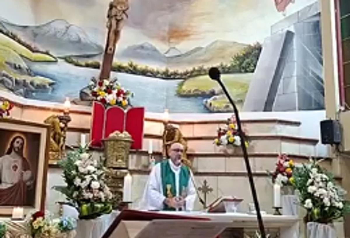 Un sacerdote murió aplastado por una cruz que cayó durante una misa transmitida en vivo