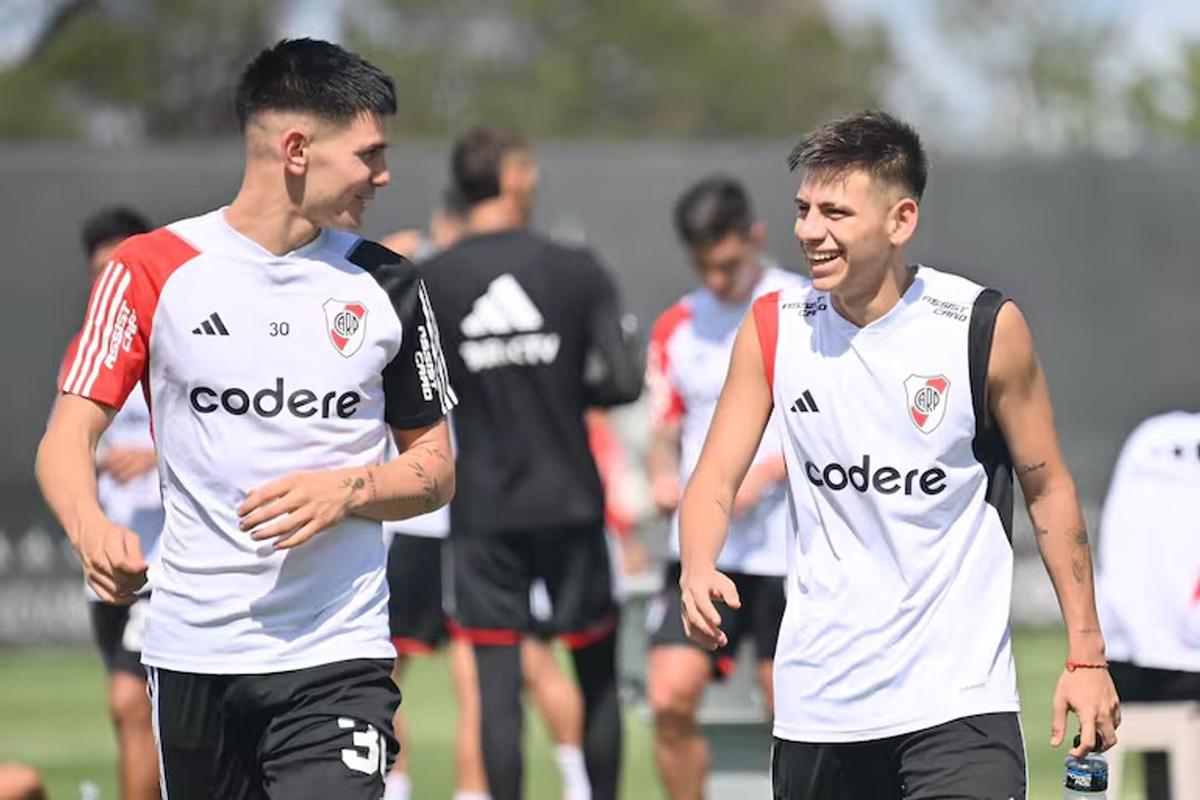 Franco Mastantuono y Claudio Echeverri en un entrenamiento de River.