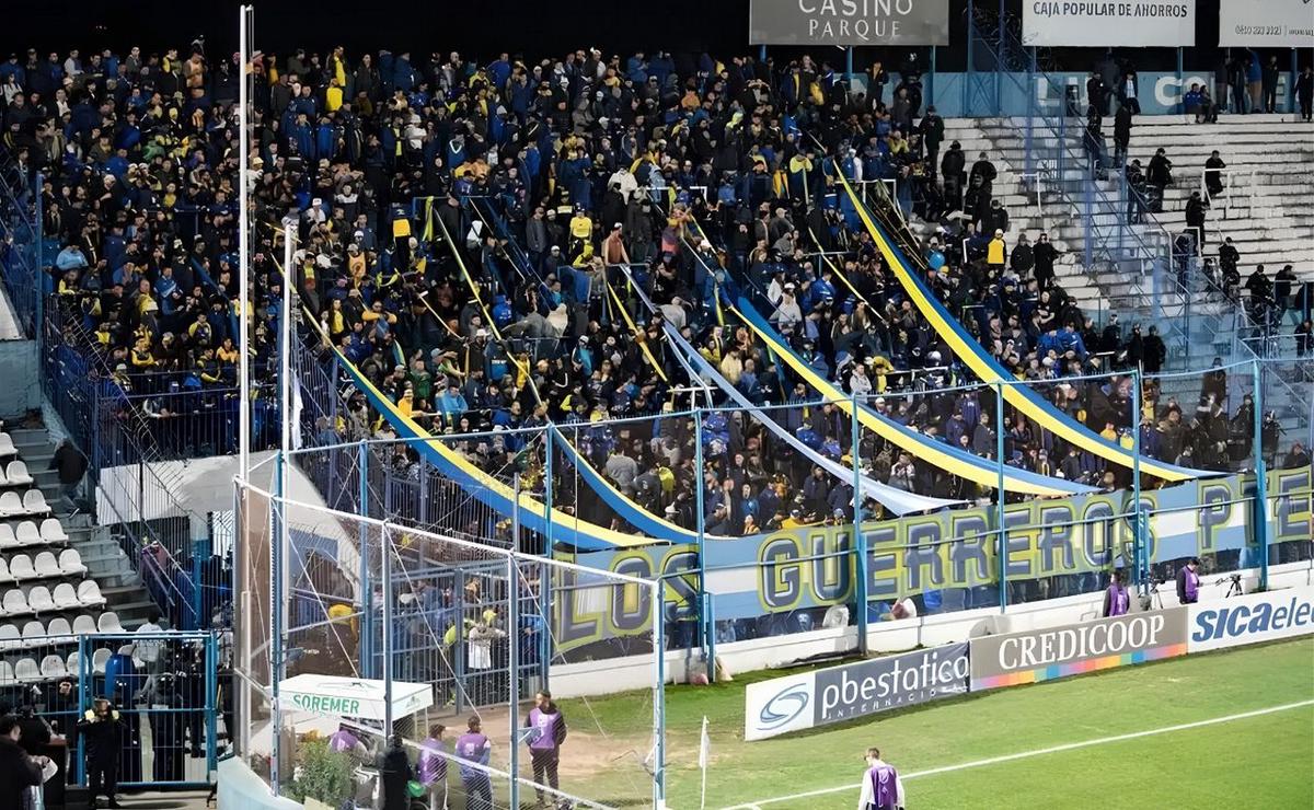 Hinchada de Central de visitante.